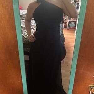 elegant black dress! beautiful wrapped on waist! (im size 12)